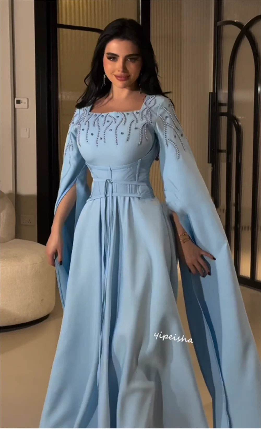 Maßgeschneidertes Saudi-Arabien-Jersey-Quinceanera-Kleid in A-Linie mit quadratischem Ausschnitt und Perlenstickerei. Midi es