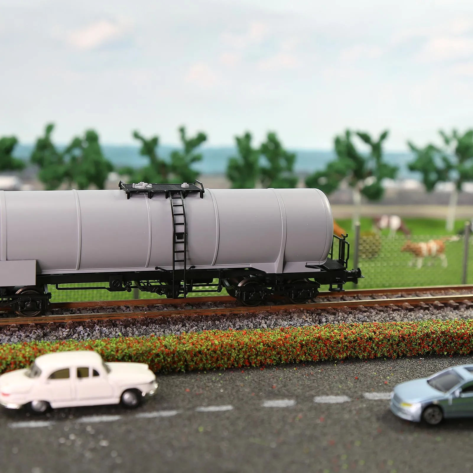 1 Unit HO Scale 1:87 Oil Tank Wagon Colored Undecorated Tank Car with Metal Wheelsets for Model TrainsC8768