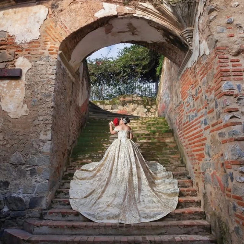 فستان Quinceanera مخصص لامع بلون الشمبانيا الذهبي بدون أكتاف مزين بالترتر والدانتيل مطرز بالخرز فيستدوس دي 15 Quinceanera