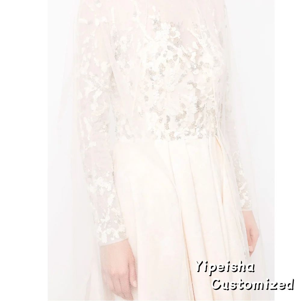 Eleganckie sukienki na studniówkę z asymetrycznym dołem, dekoltem typu O, długimi rękawami, plisami, koronkowymi aplikacjami i satynowym materiałem, idealne na formalne wieczorne przyjęcia.