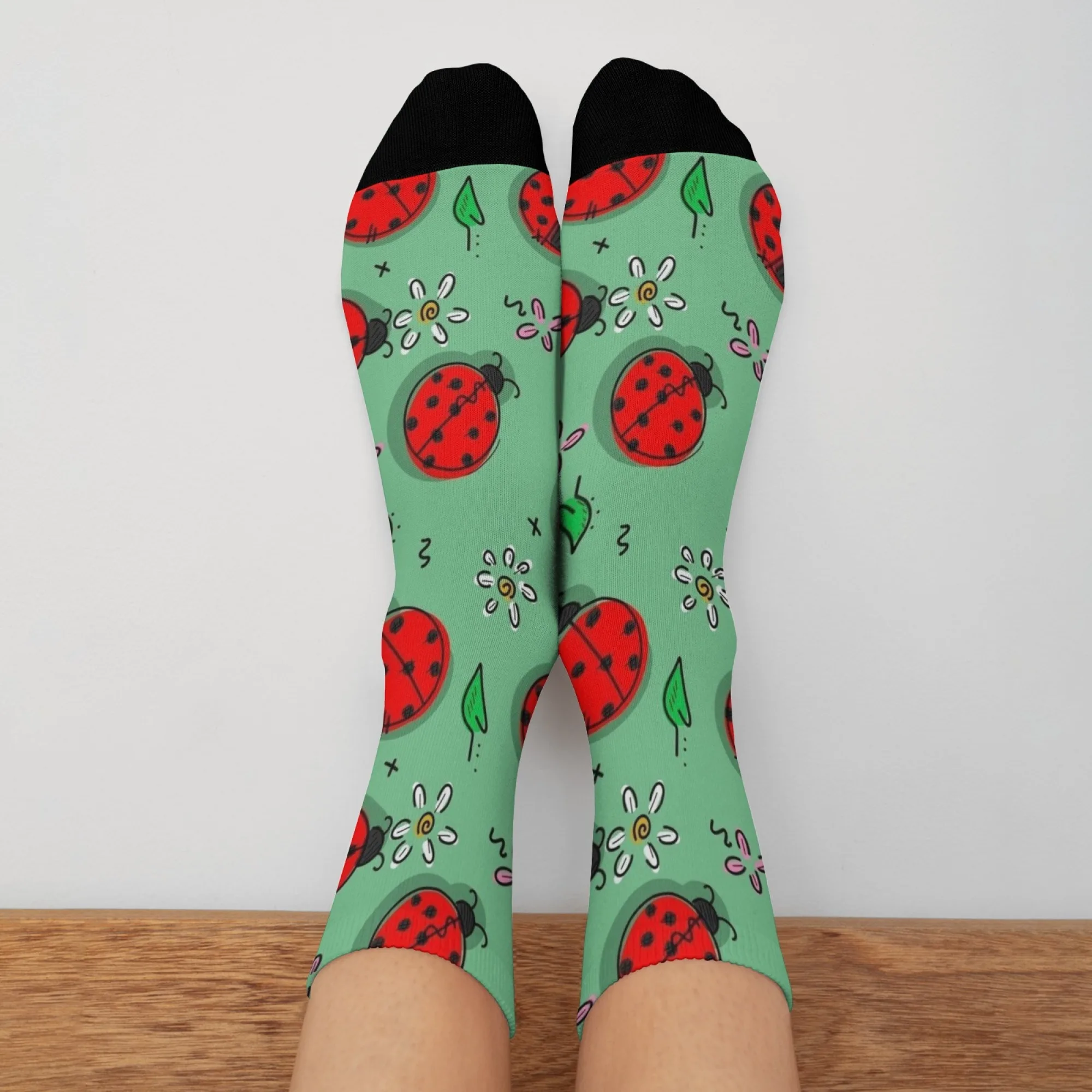 Kaus kaki pria modis dengan latar belakang hijau Ladybug kaus kaki lucu perlengkapan retro gaya logam kaus kaki hip hop jalanan pesta gila anti-selip hangat