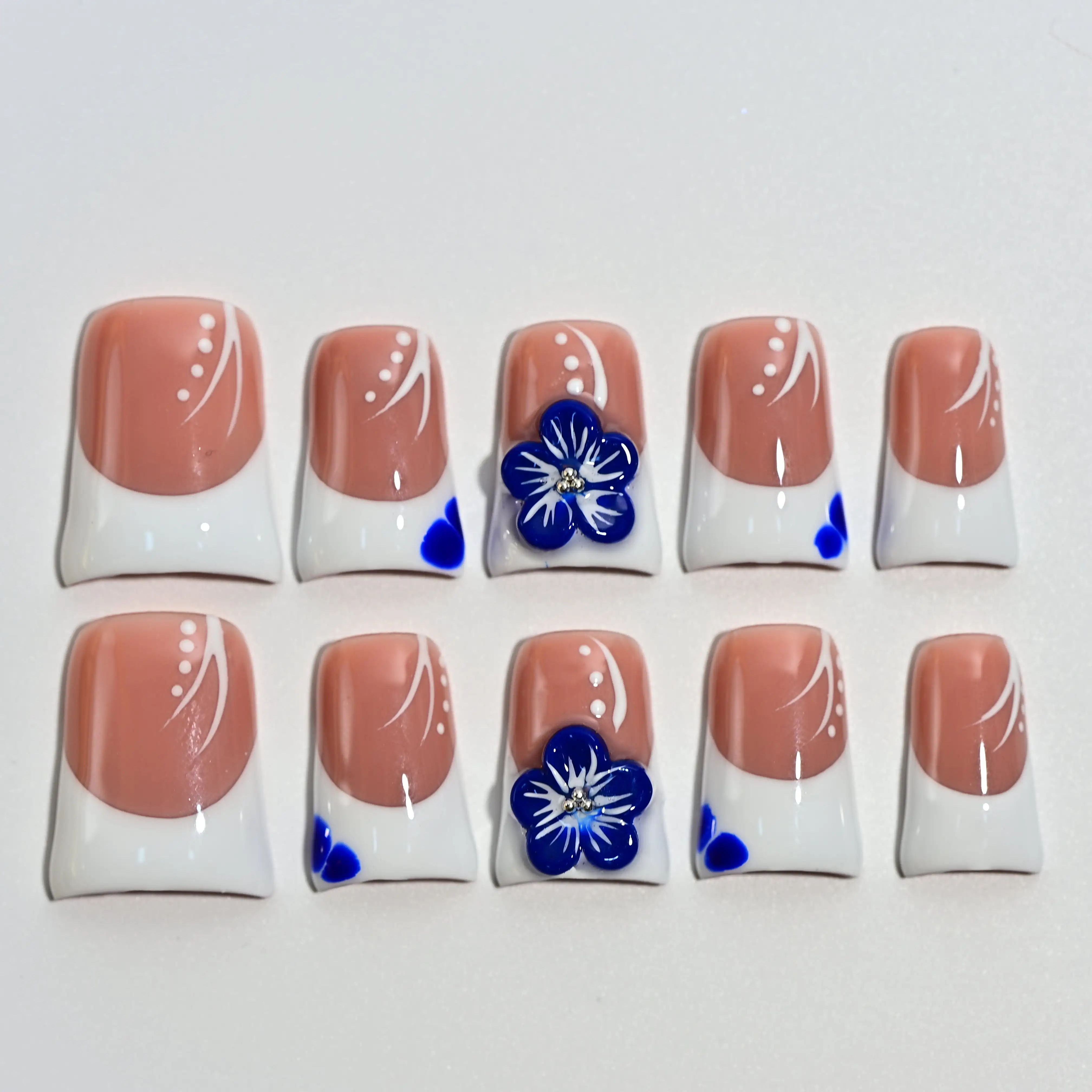 

Handmade Short Duckbill Press-On Nails Blue Flower Gradient Gentle Style High-End Viral Nails