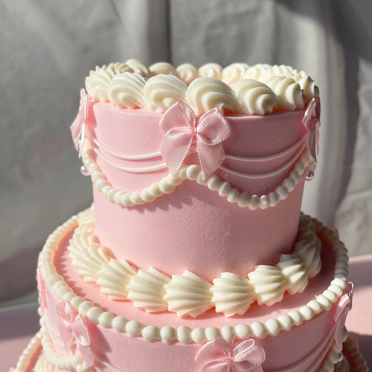 3-stöckiger rosa Kunstkuchen, 26 cm hoch, Vintage-Design mit Perlen und Schleifen, künstlicher Kuchen für Hochzeiten, Geburtstagsfeiern, Foto-Requisiten, Heimdekoration – Detail 9