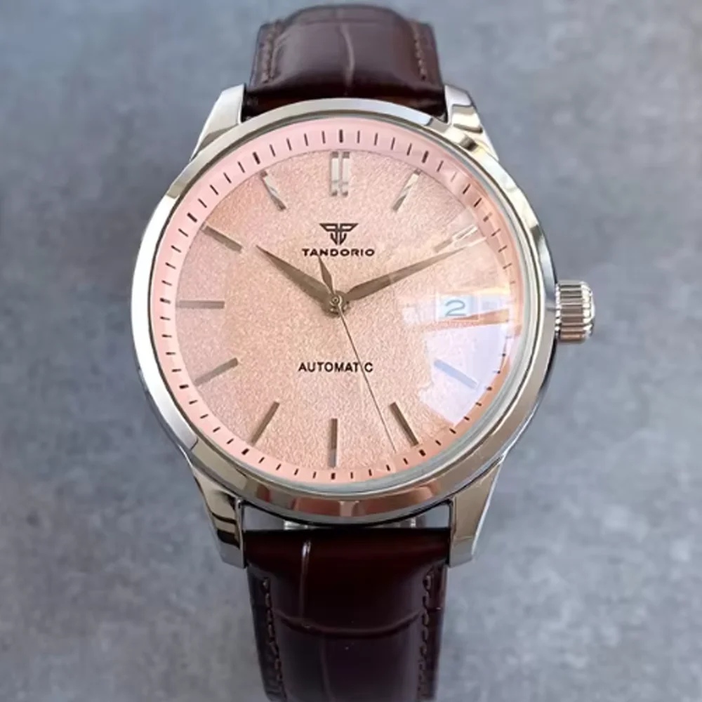 

Мужские часы Tandorio 40 мм с полированным корпусом, двойным сапфировым стеклом, розовым/бежевым/черным/саломоновым циферблатом, водонепроницаемостью 20 АТМ, автоматическим механизмом NH35, с прозрачной задней крышкой