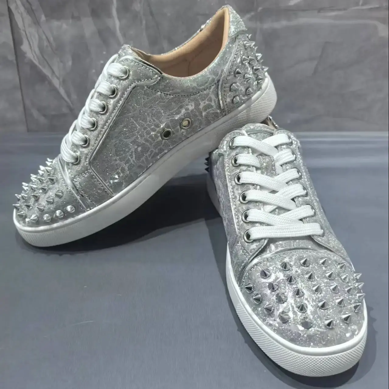 Givencci Zilver Volledige Klinknagels Vrouwen Platte Schoenen Ronde Neus Smalle Band Lace-Up Sapatos Femimino Street Style Mode Sneakers vrouwelijke