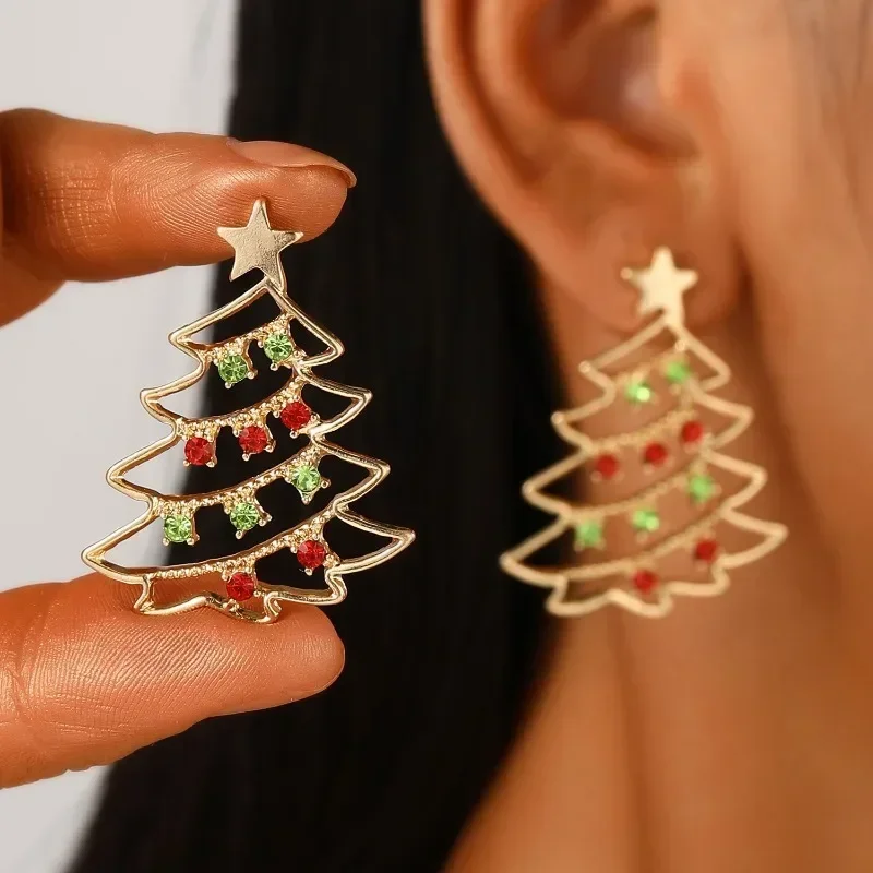 1 par de aretes sencillos y modernos con forma de árbol de Navidad en tono dorado para mujer, diseño de árbol hueco con detalles coloridos de circonita cúbica roja y verde, joyería creativa para las fiestas, idea de regalo perfecta para Navidad y Año Nuevo