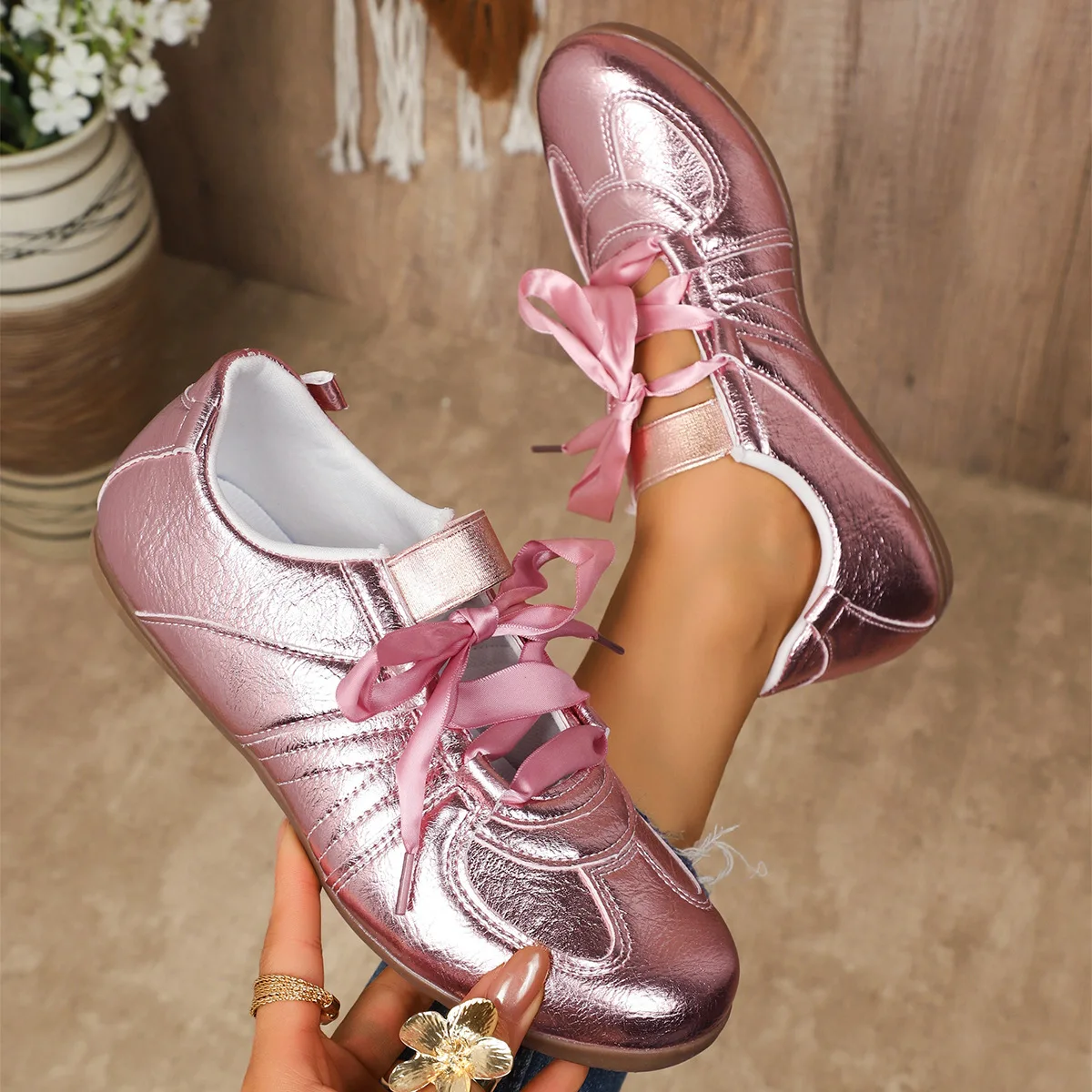 

Женские кроссовки на плоской подошве. Легкая повседневная удобная нескользящая универсальная обувь в стиле ретро на мягкой подошве.