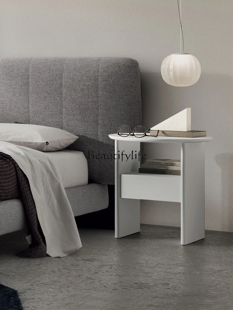 

Итальянский минималистичный круглый прикроватный столик из массива дерева винтажный шкаф для хранения