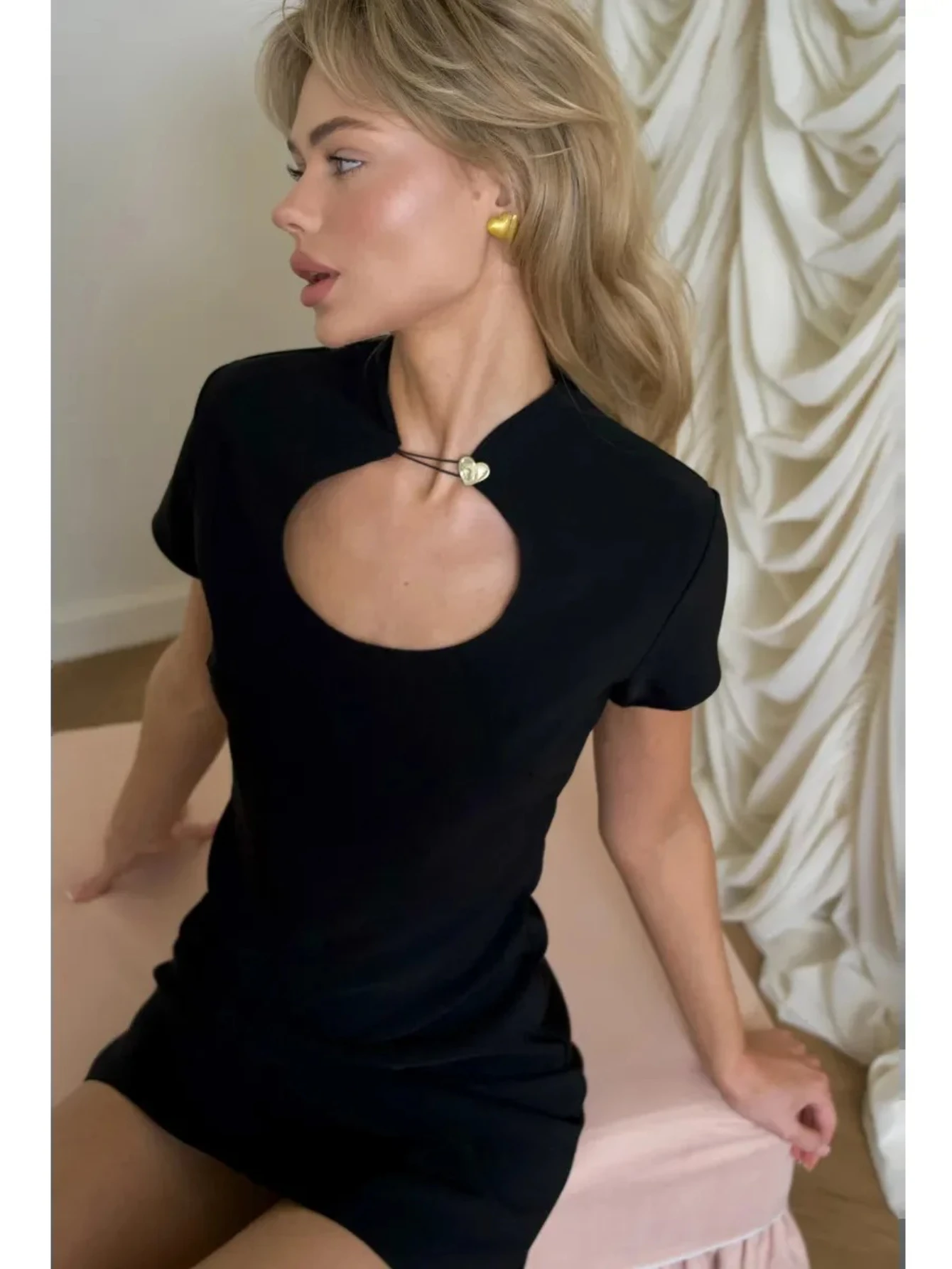 Camiseta para mulheres novo verão coreano retro gola alta fivela estilo curto ajuste fino e sexy oco para fora manga curta