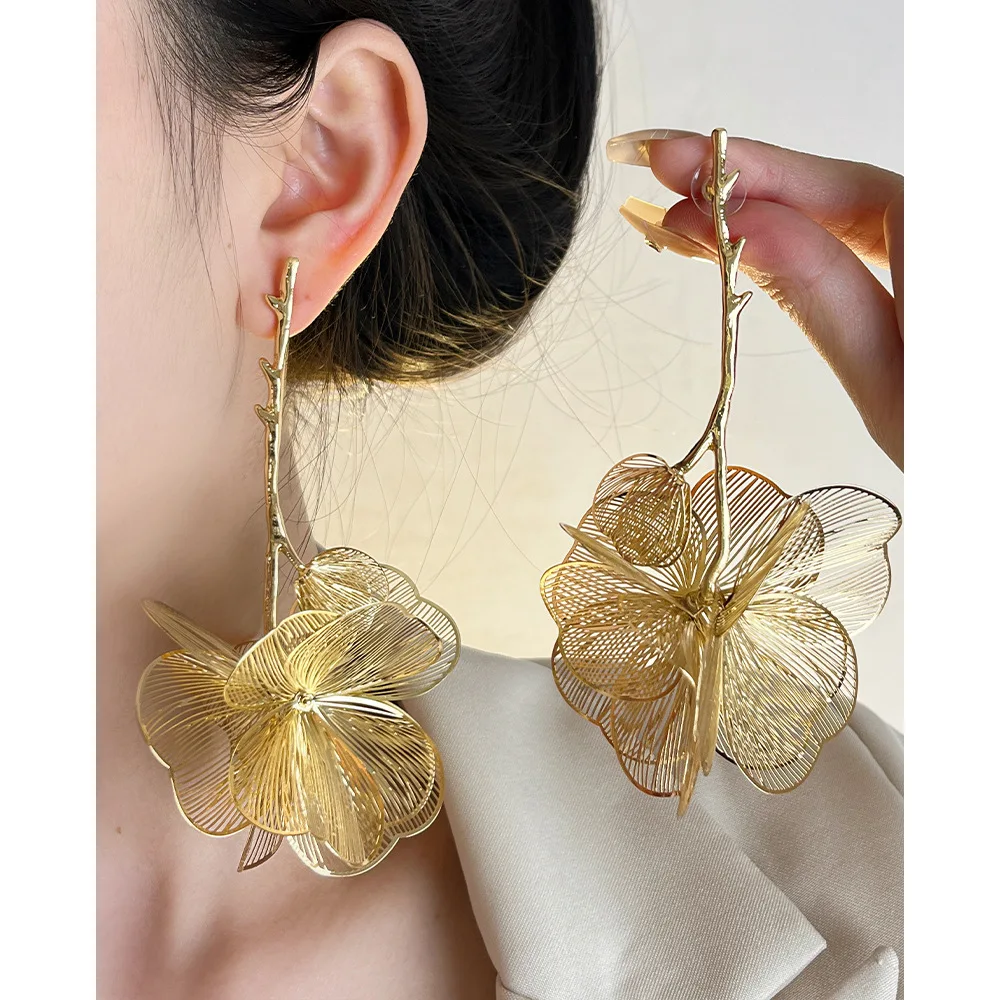 

Exaggerated Metal Petal Earrings Gold Flower Eardrop 2024 Fashion Jewelry Party Wedding Gifts