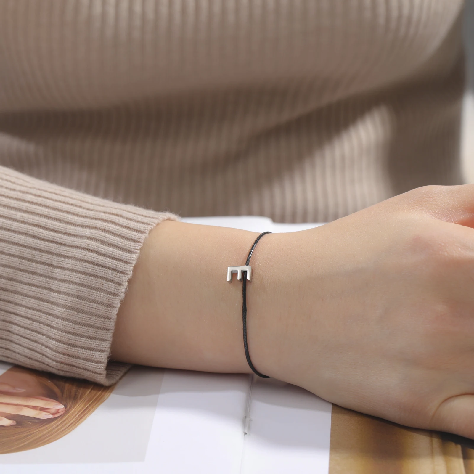 الفولاذ المقاوم للصدأ أساور الرسالة الأولية للنساء الرجال قابل للتعديل أحمر أسود الشمع حبل سوار زوجين الهدايا الأبجدية مجوهرات