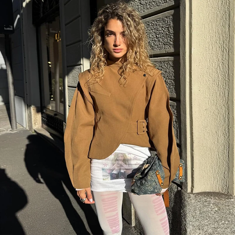 Damenjacken mit Stehkragen, seitlicher Knopfleiste, Gürtel zur Taillenbetonung, kurze Mäntel, Herbstmode für Damen, unregelmäßiger Saum, plissiert, neue Oberbekleidung – Detail 7