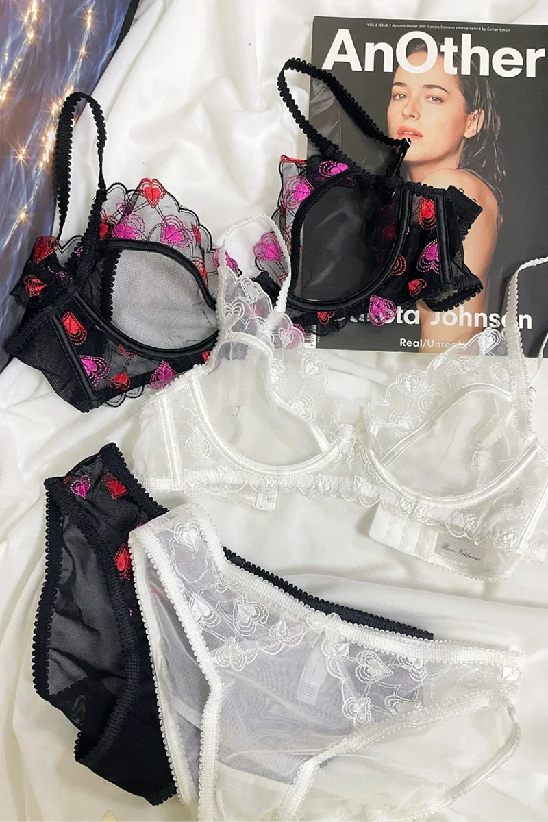 il-seno-grande-delle-mutandine-della-biancheria-intima-delle-donne-mostra-il-piccolo-set-di-biancheria-intima-del-petto-estivo-ultrasottile-sexy-con-reggiseno-push-up-con-anello-in-acciaio