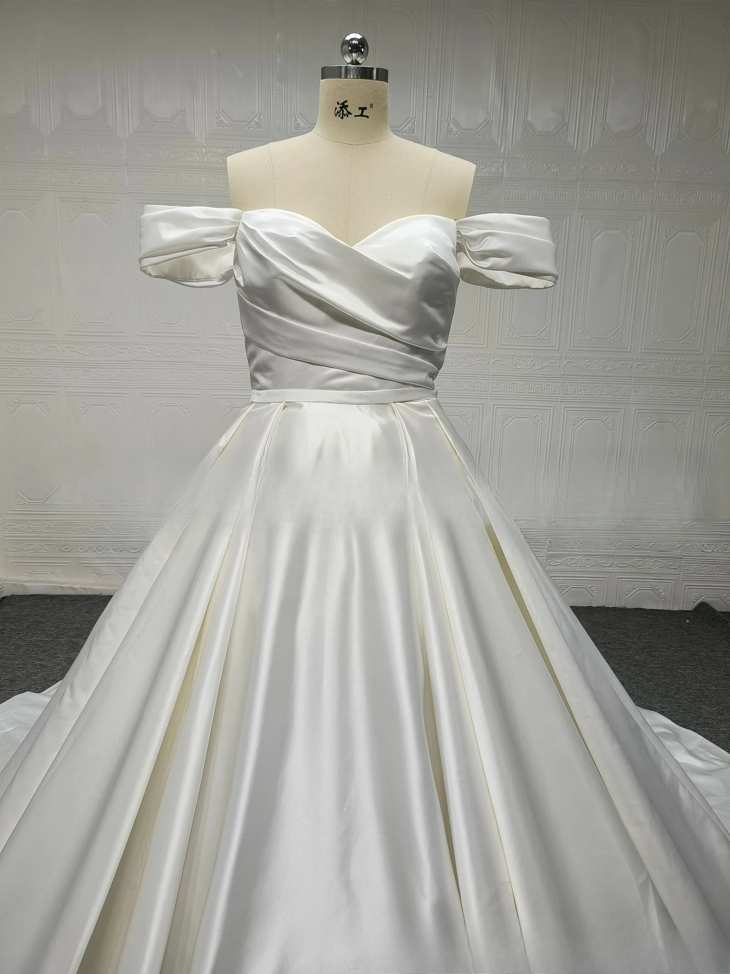 Vestido de noiva de cetim com glitter branco marfim