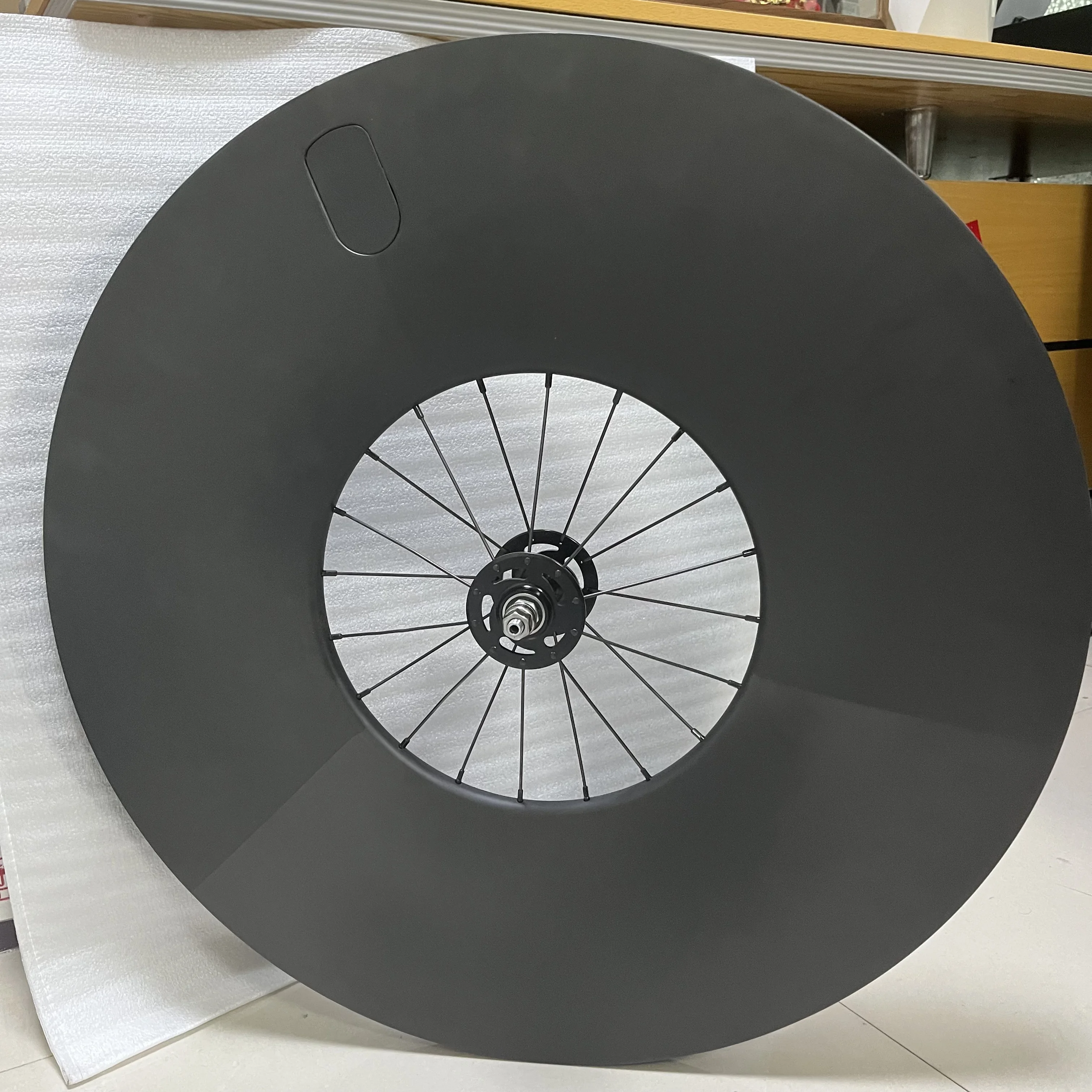 

Carbon fiber wheelset for road vehicles The high frame carbon wheel balances the aerodynamic performance of the closed wheel and