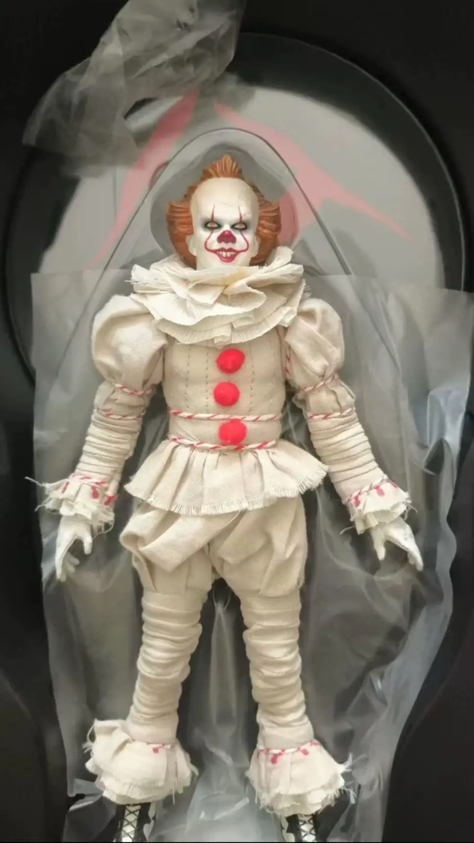 

Фигурка Клоуна Mezco Ant возвращается Pennywise