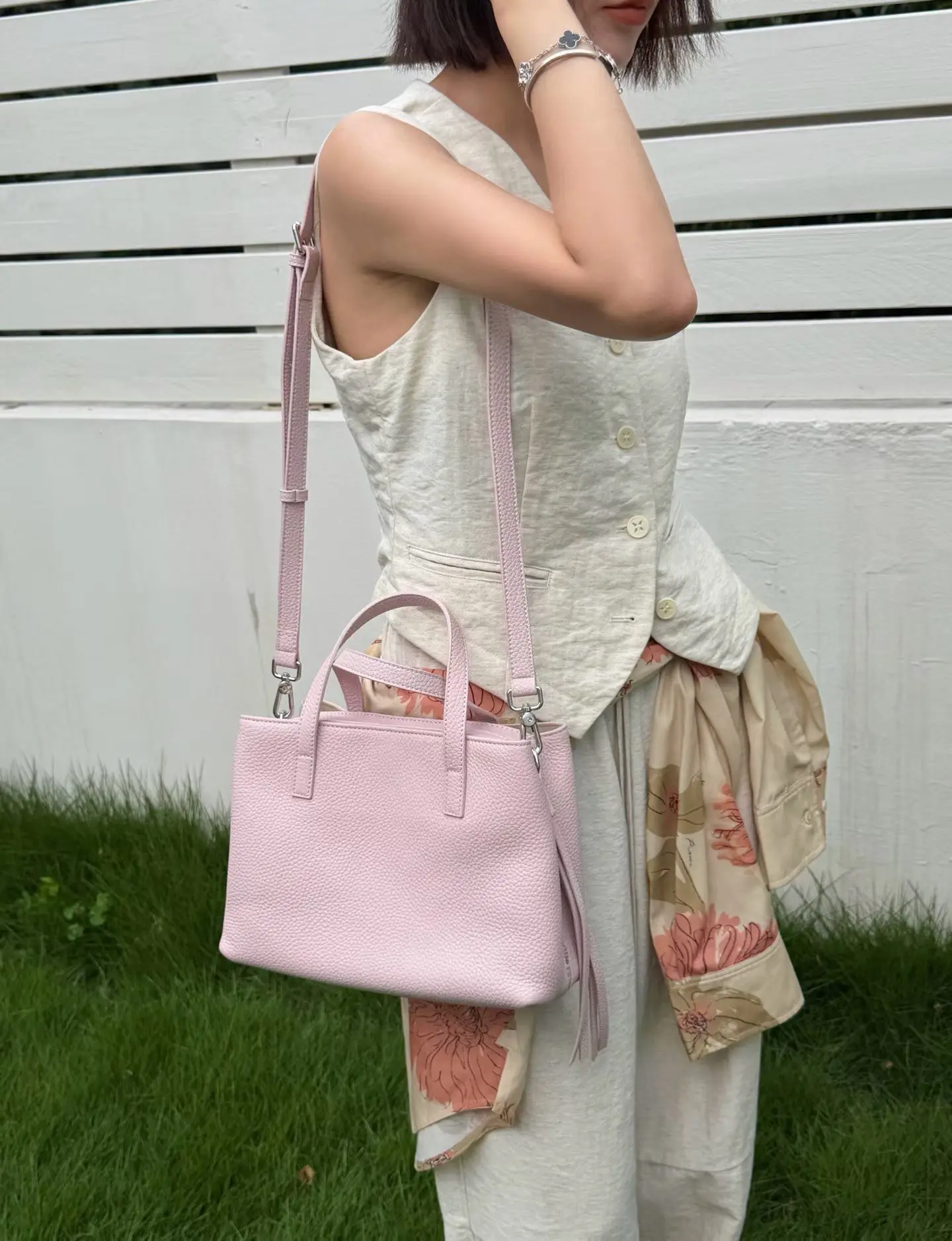 100% genuine leather women's high-capacity commuting handbag crossbody bag, summer dopamine colored, lightweight and durable