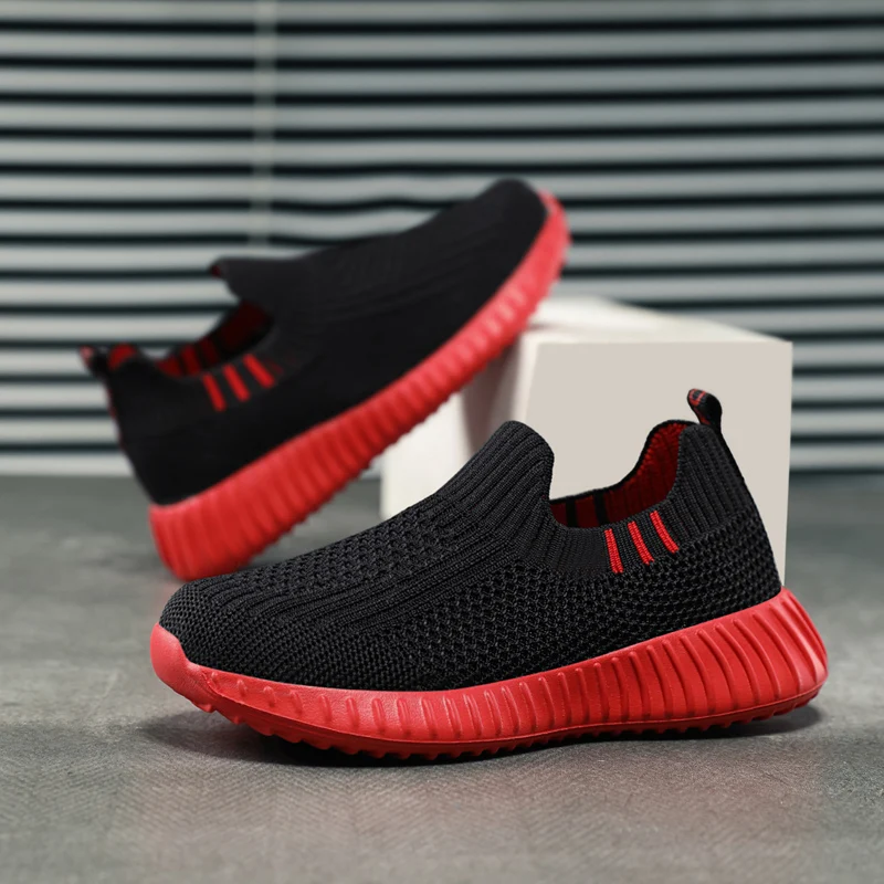 

A pair of children's sports shoes, with a comfortable and breathable upper, and a flexible and durable soleHL-669