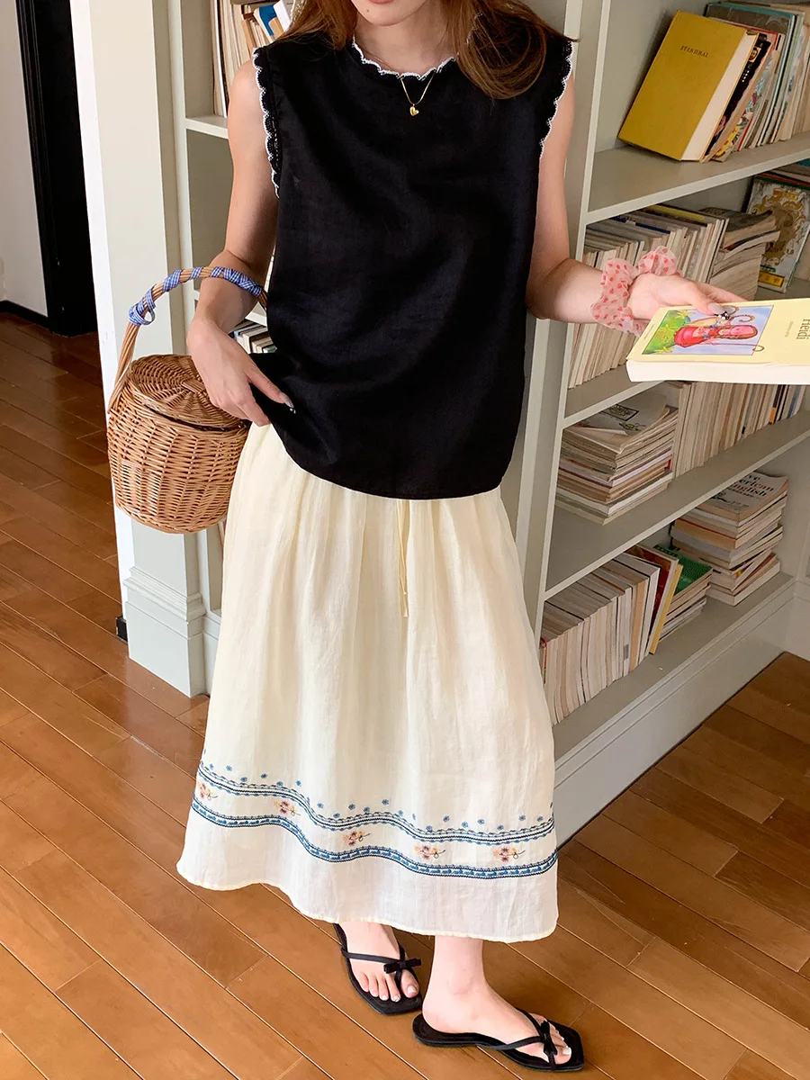 Sommerlicher Damenrock in unifarbenem Design mit Stickerei und elastischem Bund mit Kordelzug. – Detail 24