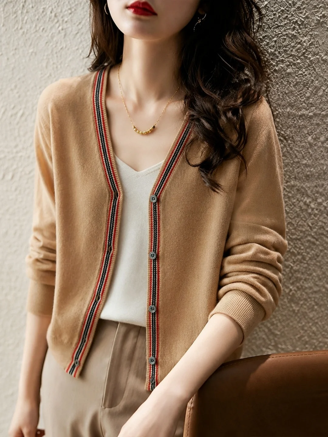 Fall 2026 New Arrival Women's Knitwear Single Button Long Sleeve V-Neck Top Age-Defying Design Sensation Color Collision