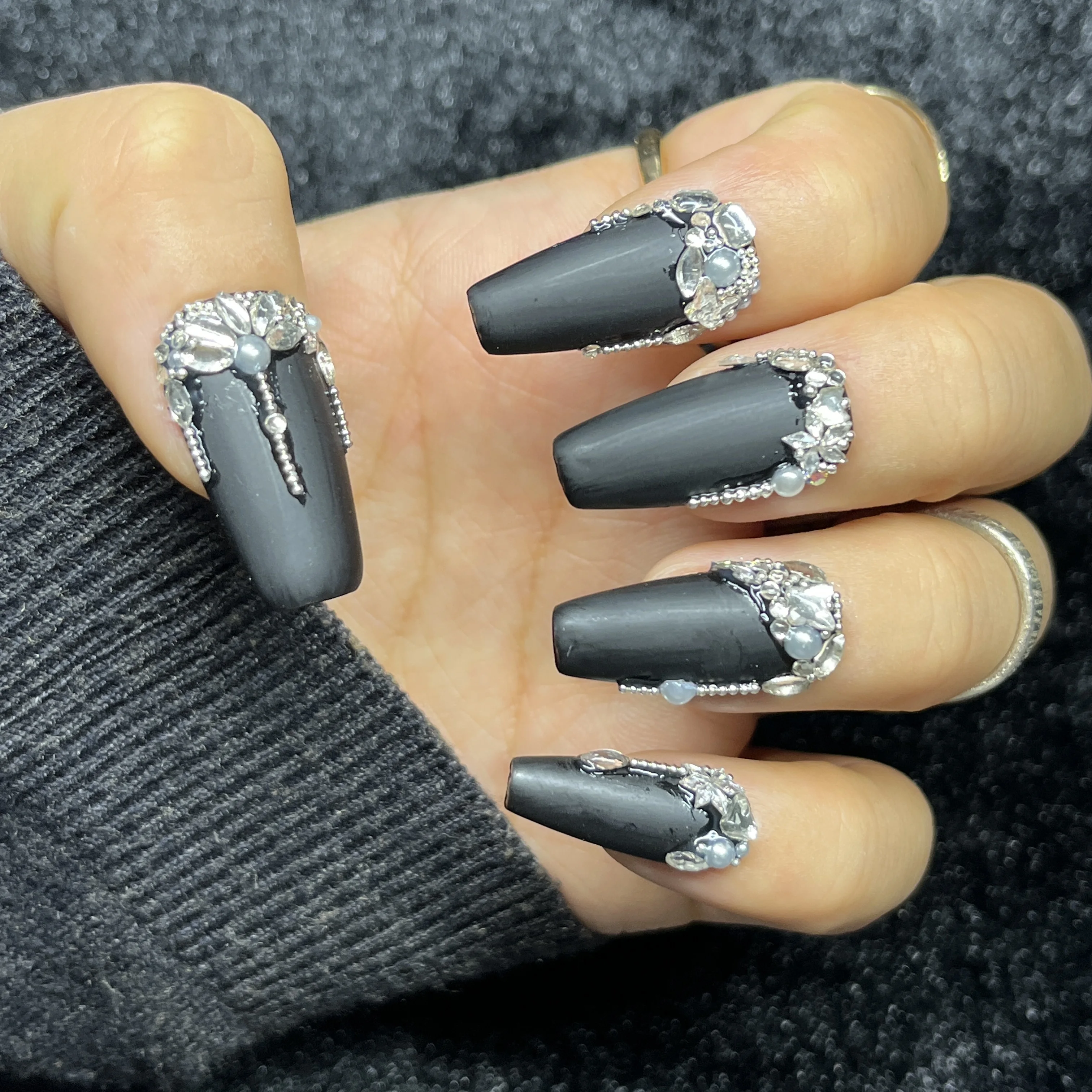10 SZTUK Gotyckie Paznokcie 3D do Naklejania Długie Trumienki Srebrno-Czerwone z Kwiatowymi Cyrkoniami Punkowe Odważne Faleujące Sztuczne Paznokcie Ręcznie Robione Paznokcie dla Kobiet