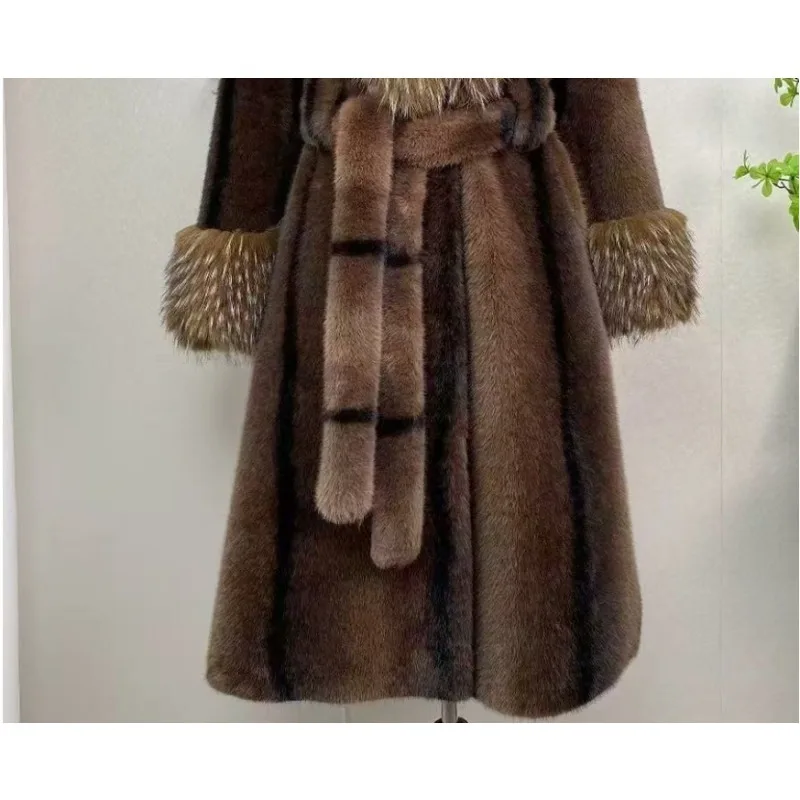 Una nueva moda de longitud media para mantener el calor, abrigo adelgazante elegante y elegante para mujer, hecho de piel de visón dorada europea para invierno, piel sintética