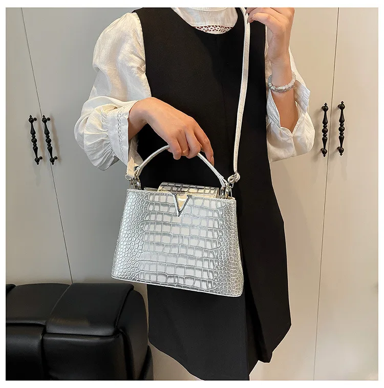 

2025 New Women's Crocodile Pattern Tote Bag - Large Capacity Shoulder Crossbody Bucket Handbag​​