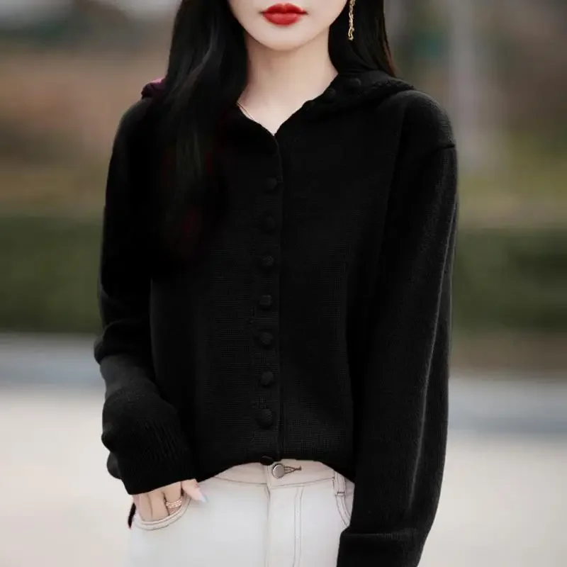 سترة وسترة سترة صوفية محبوكة جديدة سميكة ونحيفة وعصرية بغطاء للرأس للنساء