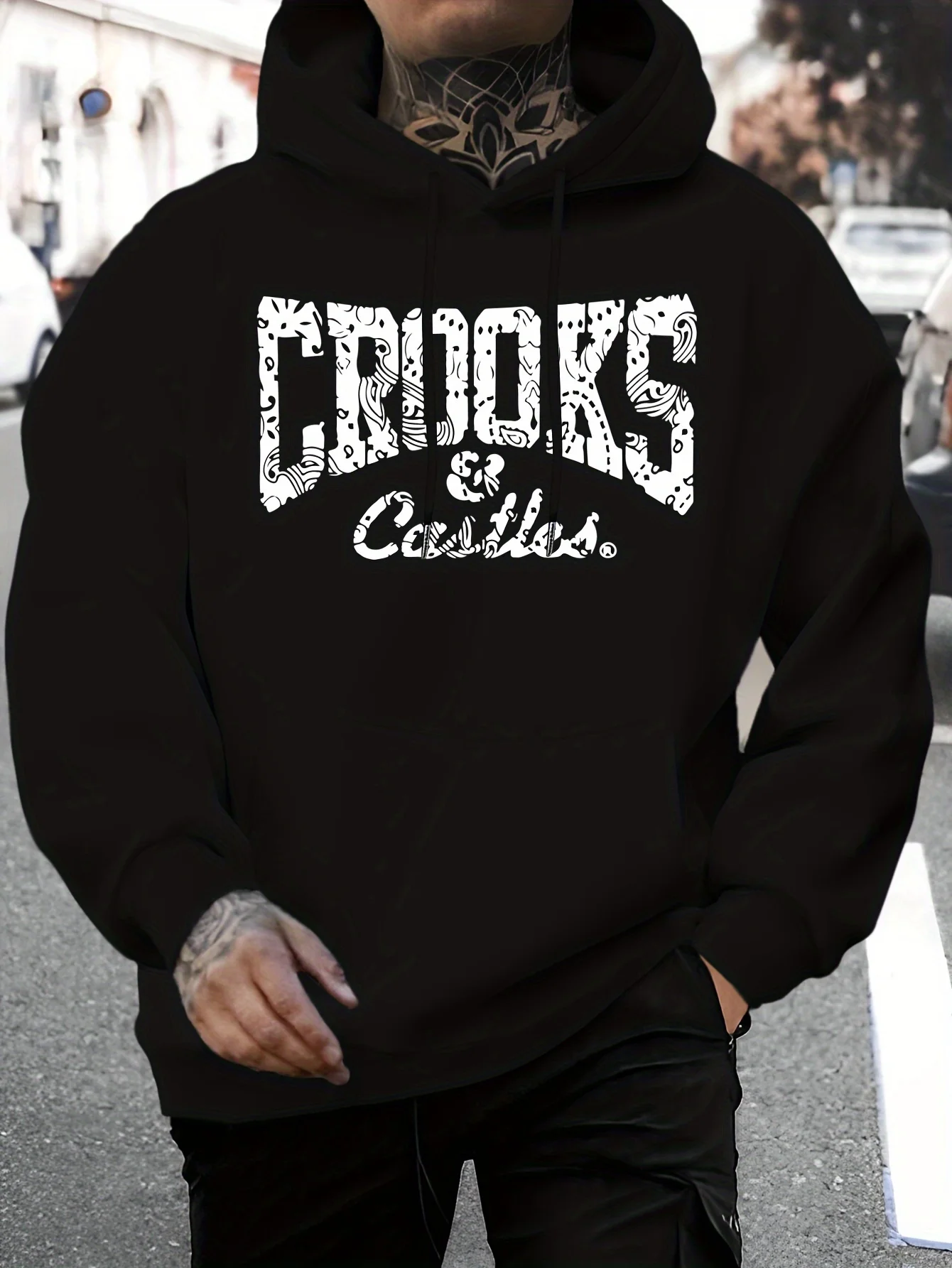 هوديي برسومات "CROOKS & CASTLES" للرجال - بلوفر كاجوال من البوليستر البني مع غطاء رأس برباط وأكمام طويلة وجيب الكنغر #1