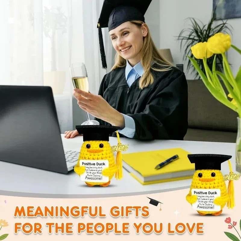 مجموعة هدايا كروشيه مصنوعة يدويًا على شكل بطة التخرج الإيجابية مع بطاقة تحفيزية مثالية لخريجي المدارس الثانوية المتوسطة