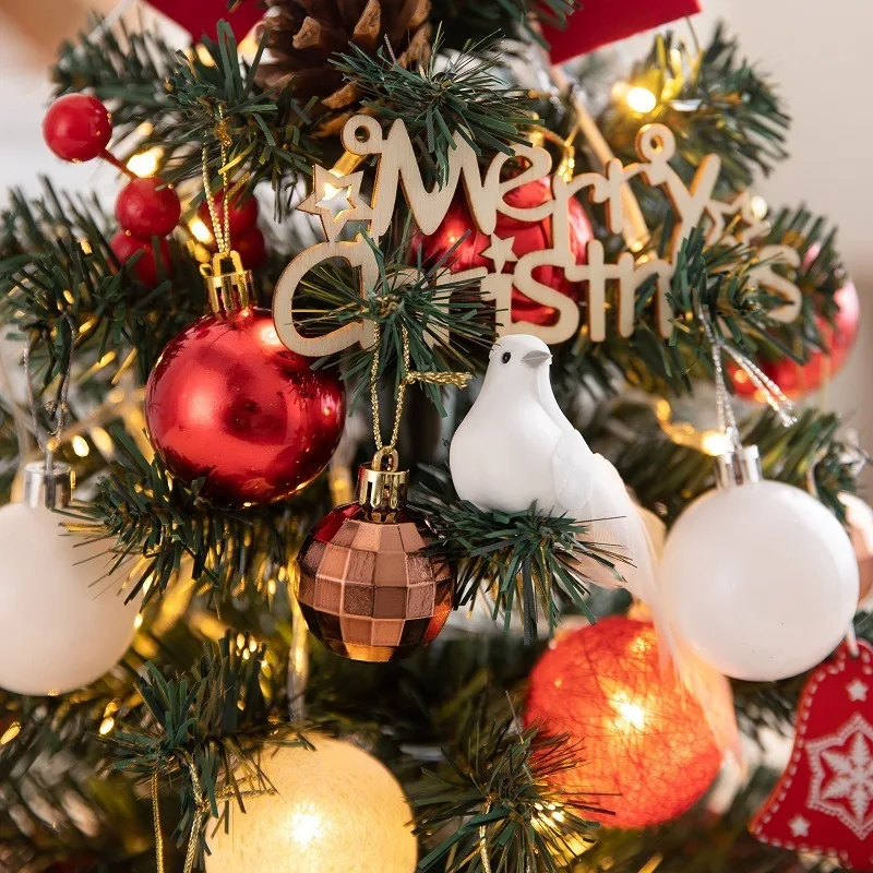 مجموعة شجرة عيد الميلاد الصغيرة مع أكواز الصنوبر وشريط أحمر على شكل نجمة لتزيين العطلات الكلاسيكية لعيد الشكر وعيد الميلاد والعام الجديد