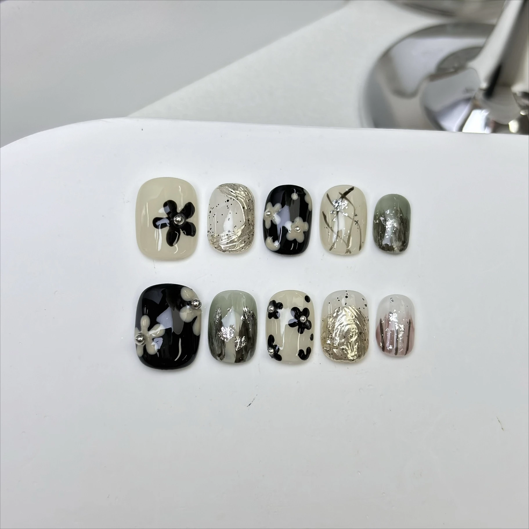 

10Pcs Black Mini Flower Press on Nails Short Square Fake Nails Golden Chrome Powder False Nails Cute Set Vintage Nail Art Tip