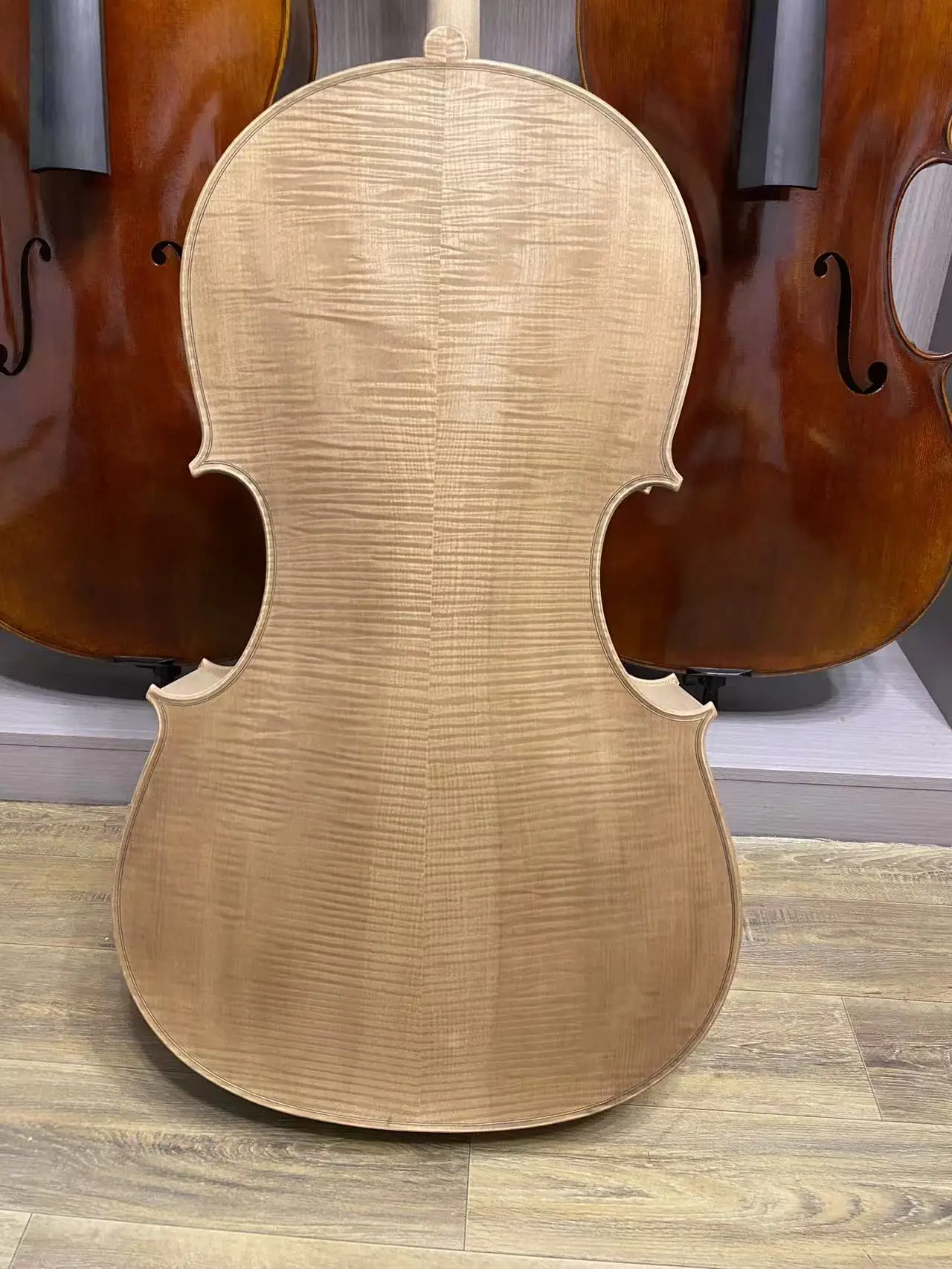 

Профессиональная модель виолончели Montagnana 1739, неокрашенная, из клёна Flame Maple белого цвета, 4/4 размер, из массива ели, белая виолончель.