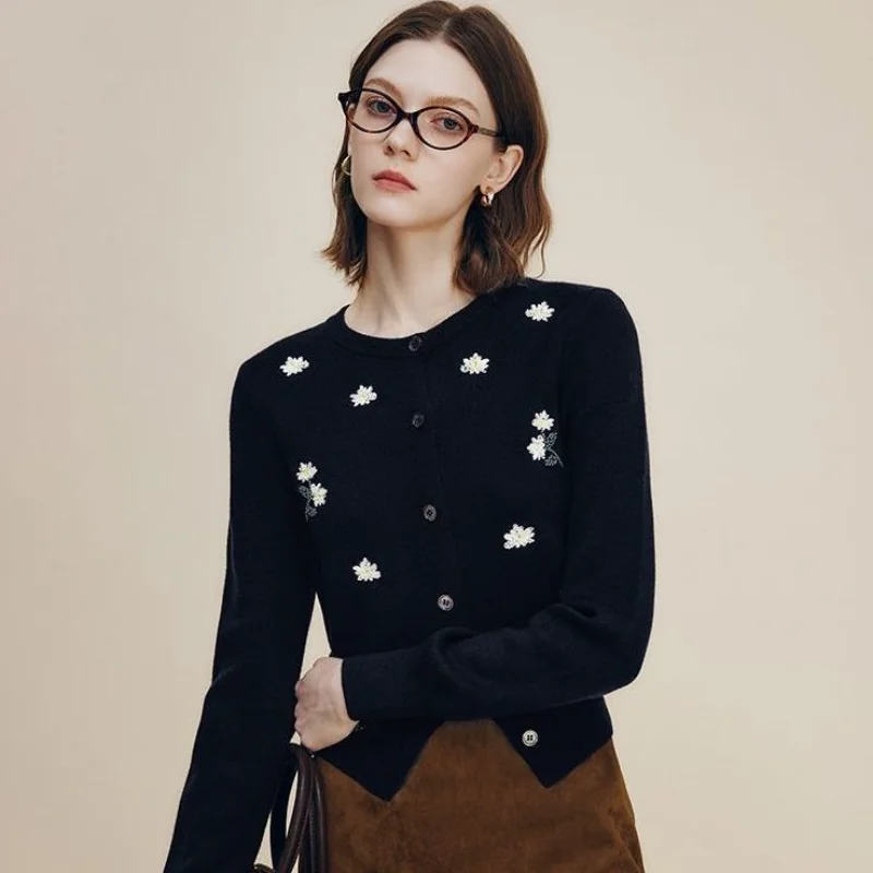 

Серый вязаный свитер с французской вышивкой и цветком, кардиган, осень-зима 2022, новая короткая куртка с круглым вырезом, топ