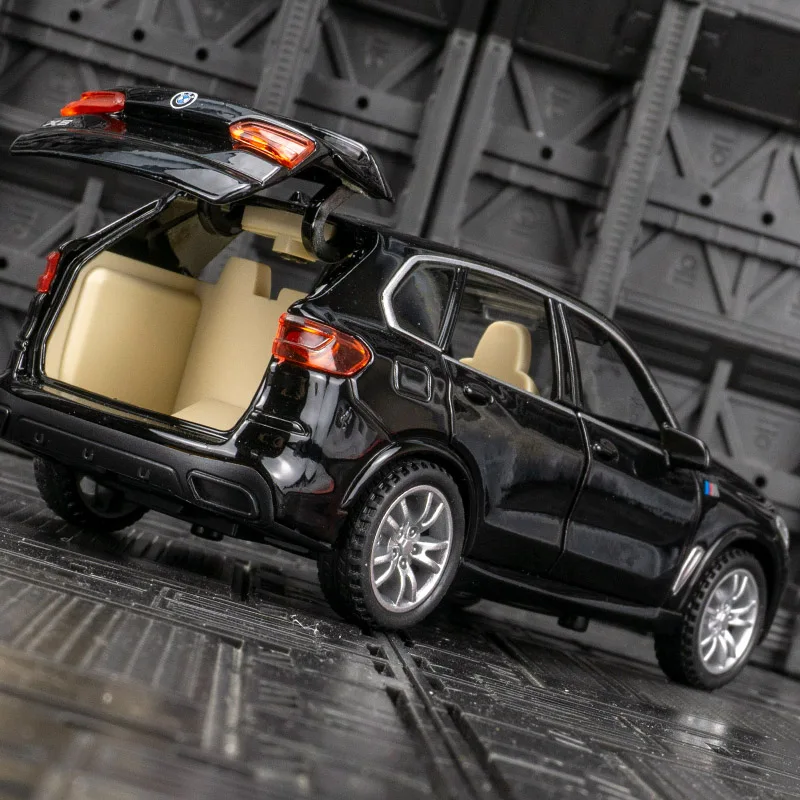 1:32 X5 합금 자동차 모델 장식품 컬렉션 풀백 음향 광학 장난감 좋은 품질은 친구에게 생일 선물로 제공할 수 있습니다