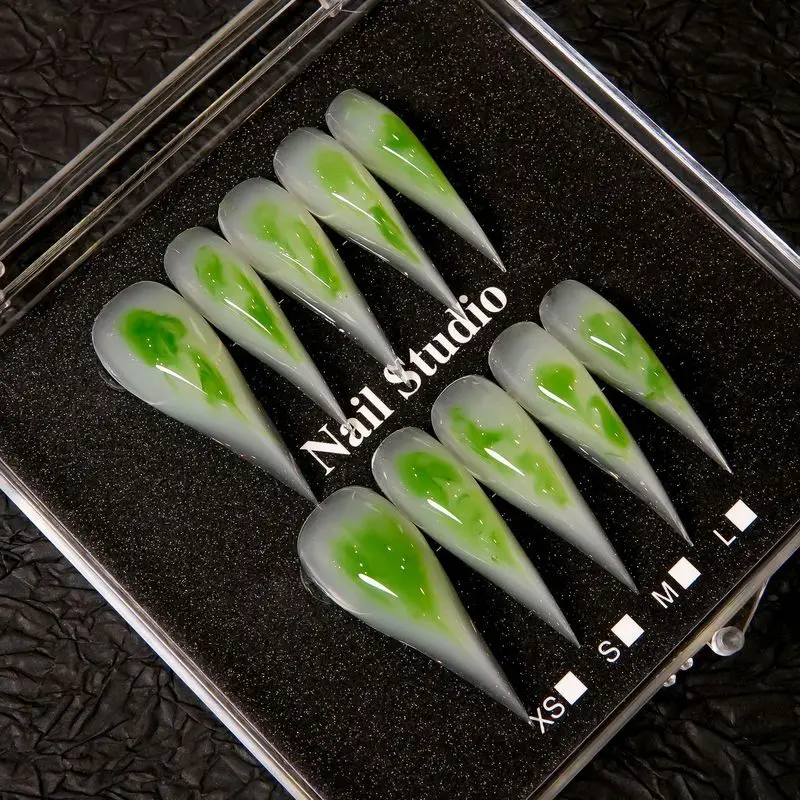 unhas-posticas-extra-longas-estilo-stiletto-com-efeito-degrade-em-tons-de-verde-e-padrao-espiral-feitas-a-mao-com-base-transparente-para-nail-art-cosplay-e-festas-de-halloween