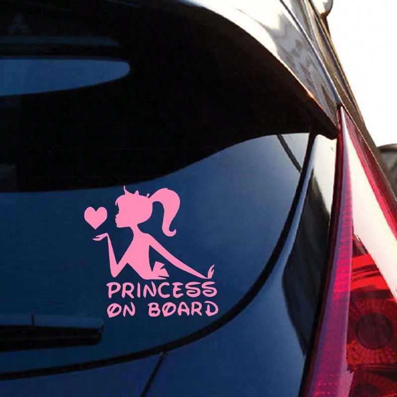 A princesa menina tem adesivos de carro no carro dela. O design é simples e elegante, com um toque forte de charme de menina do lado da rua.