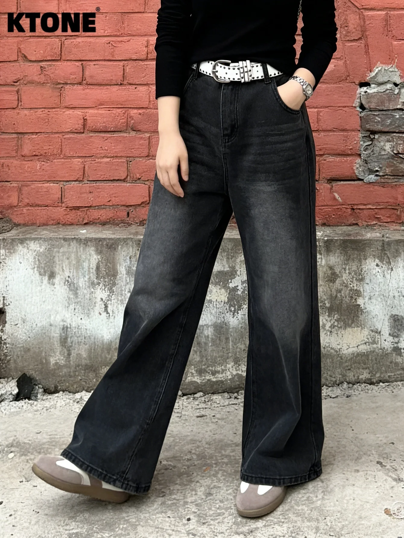 

Мужские джинсы черные, свободного кроя, винтажные, в стиле стритвир, без аксессуаров и ремней.