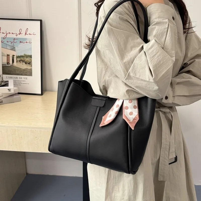 CEEKAY Damen-Tragetasche, cremeweiß, weiches PU-Leder, große Schulterhandtasche mit Schal-Detail und Beutel-Set, für den täglichen Pendelverkehr, lässig – Detail 16