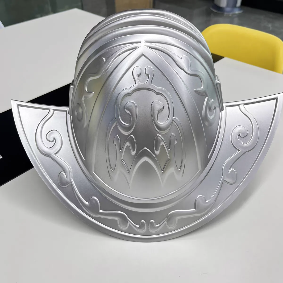 خوذة فضية لدعامة أداء المسرح، خوذة موريان من عصر الفاتح الإسباني، خوذة على شكل وعاء إسباني