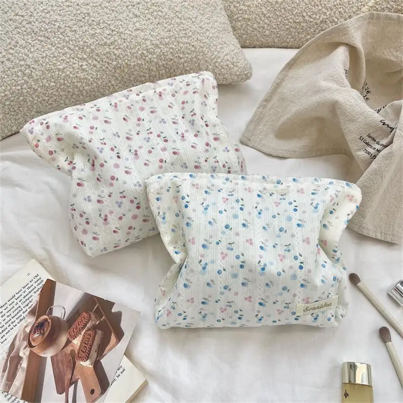 Sweet Lace Floral Women's Cosmetic Bag Portable Lady Clutch Purse Lipstick Makeup Bag Commute Large Capacity Storage Bag
