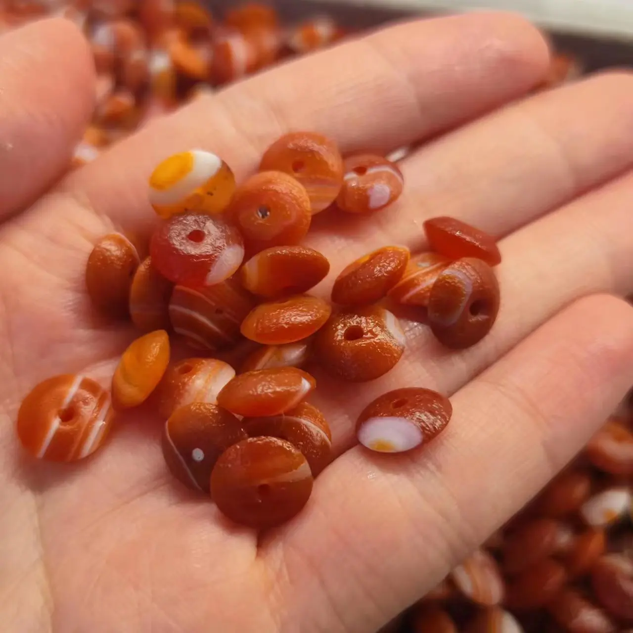 100pcs/lot natural red striped agate flying saucer beads Beautiful pattern carnelian Spaced beads Ethnography Accessories taki