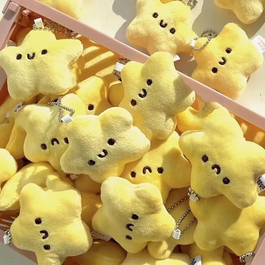 

Cute Smiley Star Plush Keychain, Soft Stuffed Star Toy Keyring, Kawaii Bag Charm for Kids and Girls