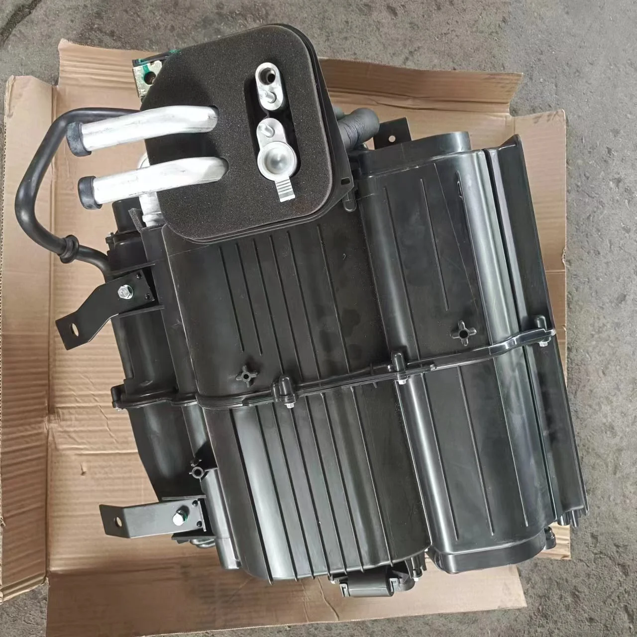 

Factory Hot Sale Sino Howo Truck Spare Part Heater Assembly (With Evaporator) FG1613820310/1