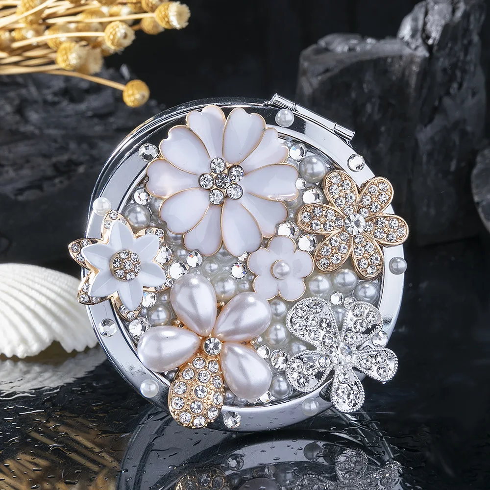 

NEW Unique and Exquisite Mini Home Decoration Mirror with Daisy Flower Folding Portable Portable Magnifying Makeup Mirror