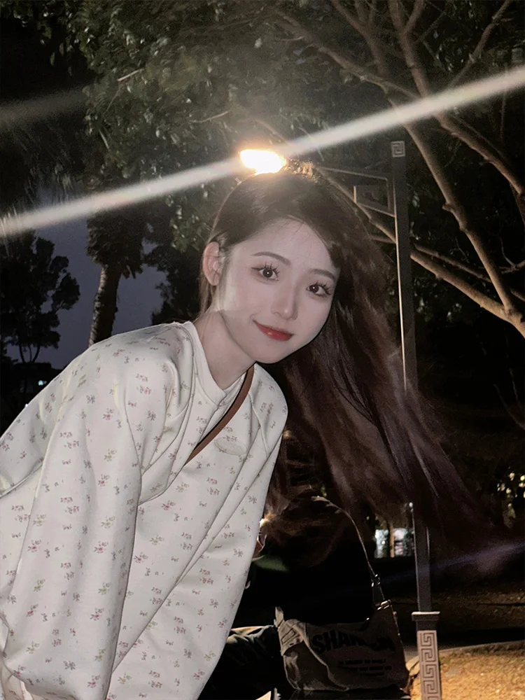 Słodka Bluza Damska z Kapturem w Kwiatowy Wzór, Okrągły Dekolt, Oversize, Luźny Krój, Idealna na Wiosnę, Jesień i Zimę, Piękny Top