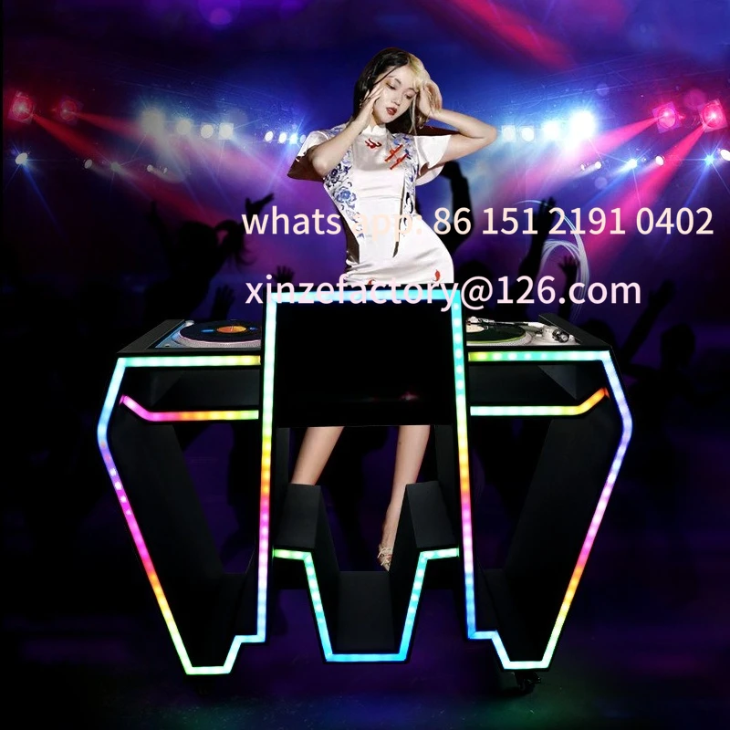 Stół DJ-owski z możliwością personalizacji, stół mikserski, sprzęt PARTYK, bar w kształcie litery M, specjalny barowy stół świetlny w kształcie litery M.