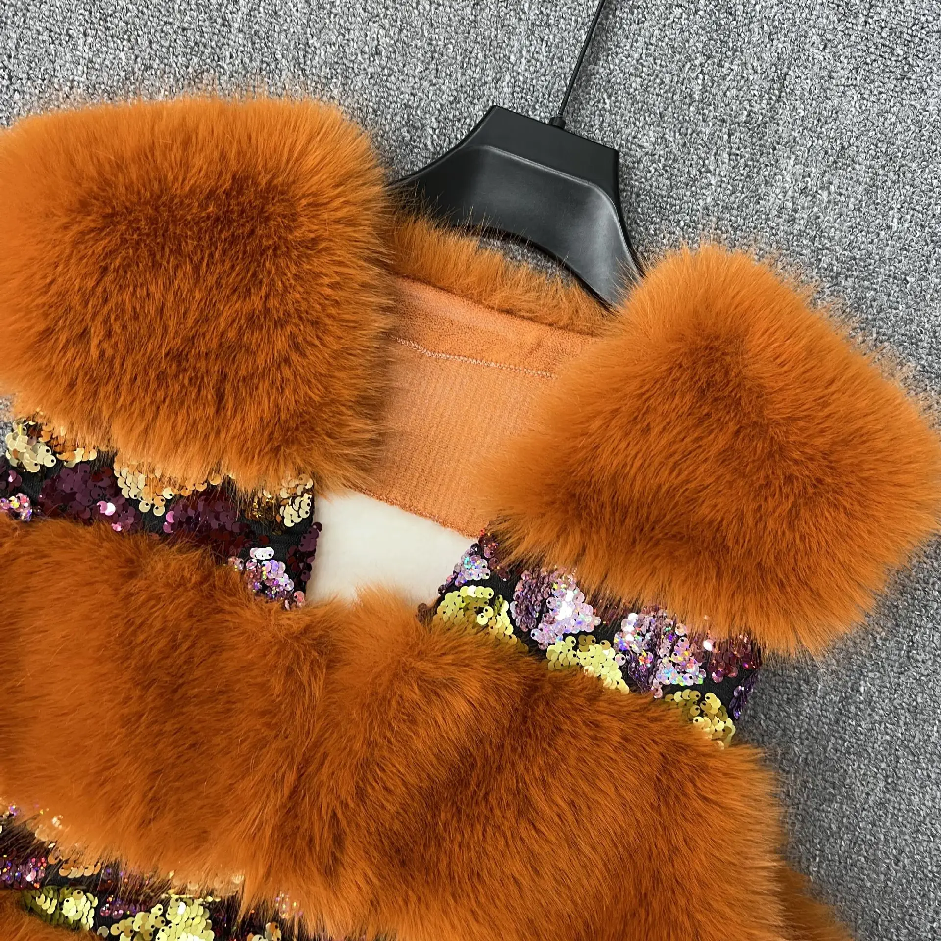 เสื้อกั๊กขนเฟอร์เทียมแบบยาวปานกลางสำหรับผู้หญิง ฤดูหนาว 2025 แฟชั่นใหม่ ประดับเลื่อม สวยสง่า กระชับสัดส่วน อุ่นสบาย