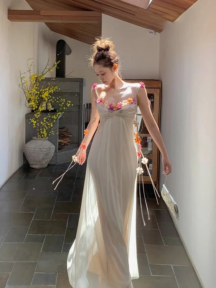 

Элегантное атласное платье из ацетата белого цвета без бретелек, длинное, с V-образным вырезом, с завышенной талией, А-силуэт, для отпуска и повседневной носки, летнее, в стиле фейри-дизайн.