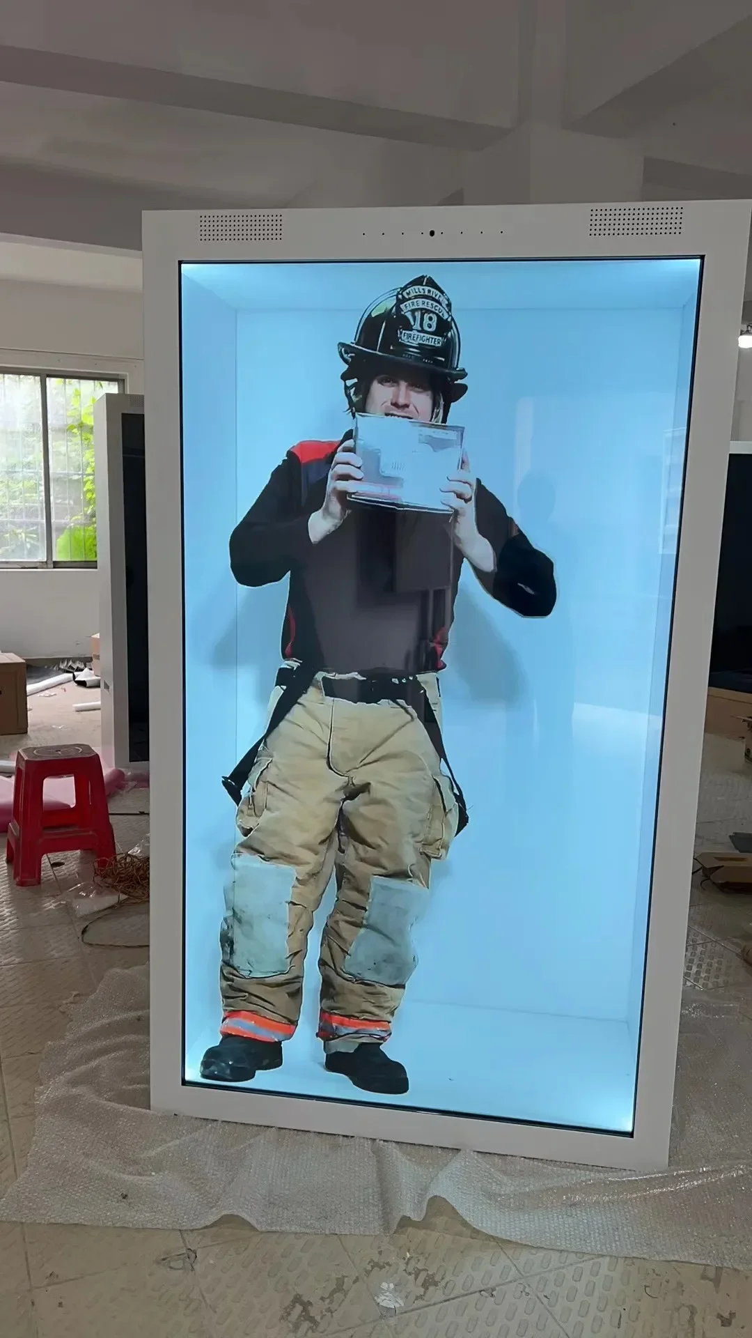 Sinalização digital OLED de 86 polegadas exibe reprodutor de publicidade LCD comercial de shopping inteligente transparente